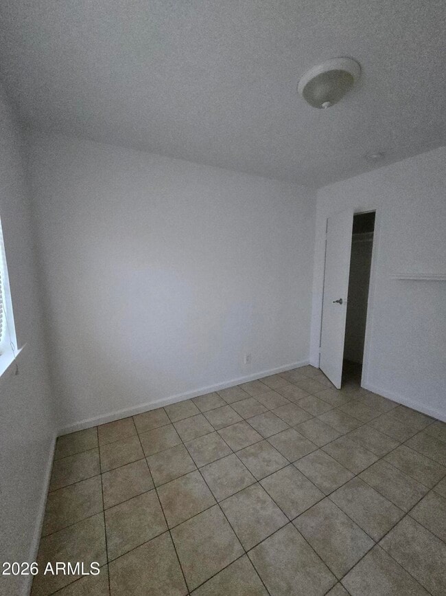 Building Photo - 6 E Hill Dr