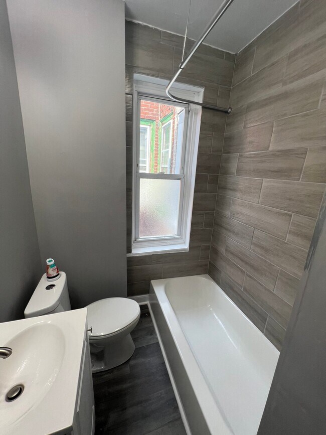 Building Photo - 114 N Yewdall St