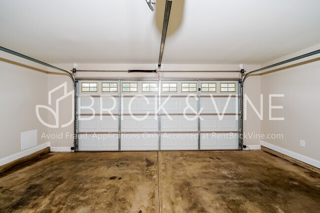 Building Photo - 985 Clover Ave