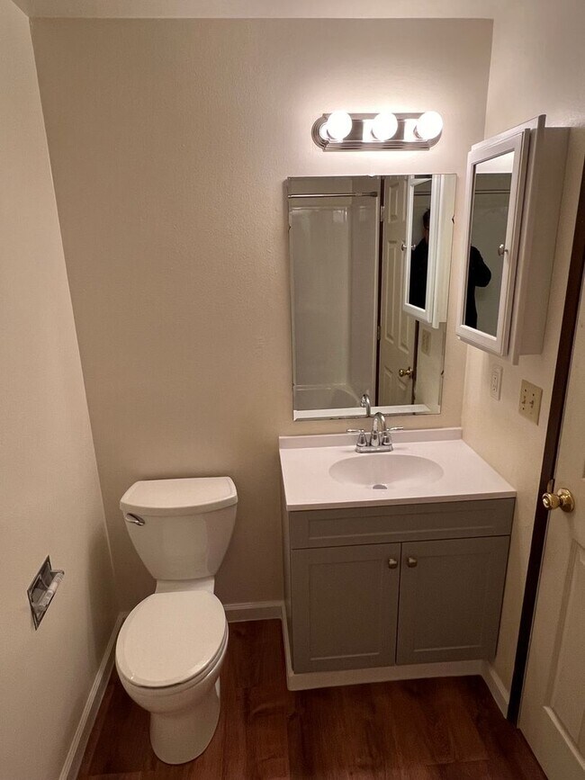 Building Photo - 3 Bedroom, 2 Bathroom in N. Coburg Rd Area