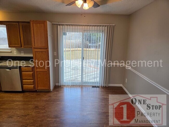 Building Photo - Cozy 3 bedroom 2.5 bathroom in Blue Springs, MO!