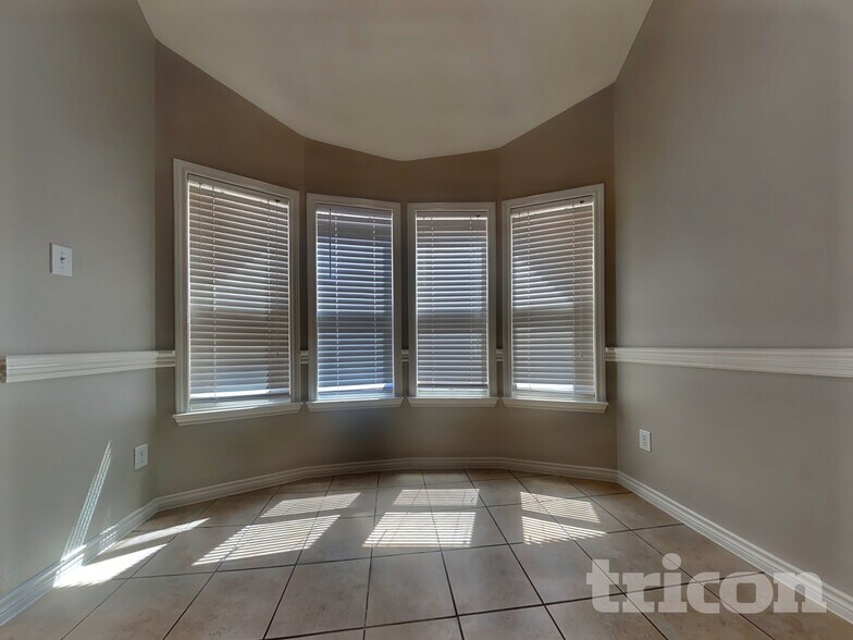 Building Photo - 5816 Greenmeadow Dr