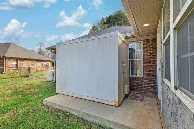 Building Photo - Large Home in Harvest