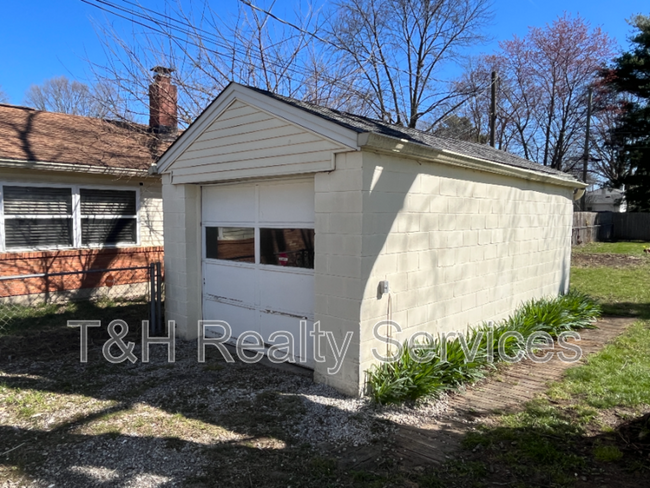 Building Photo - 1827 N Spencer Ave