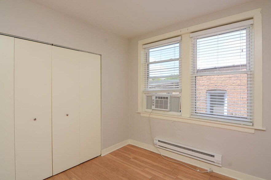 Building Photo - 511 W Belmont Ave