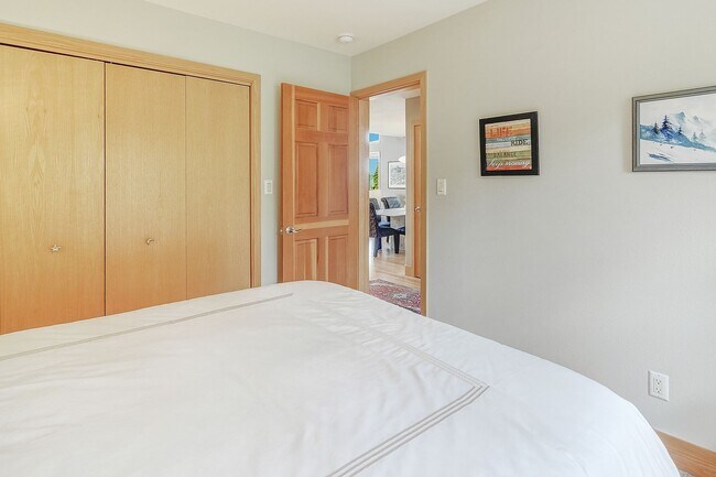 Building Photo - Year lease! Garage! Beautiful views! Great Decks!