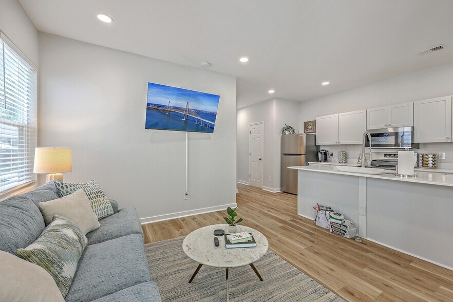 Building Photo - 5754 Pilgrim Ave