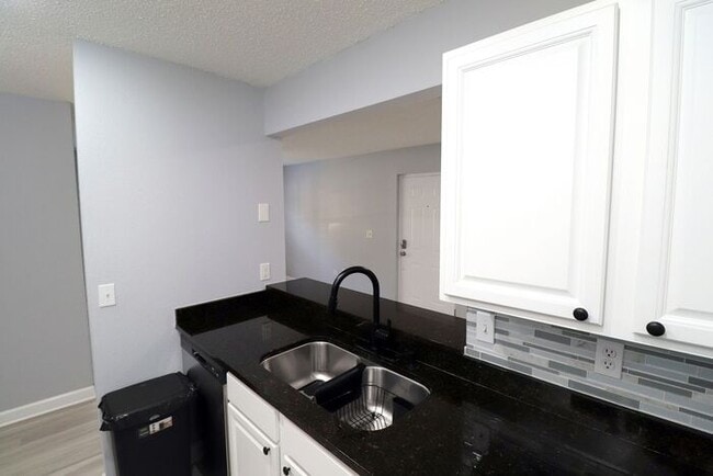 Building Photo - Newly renovated first floor condo! 2 bedrooms