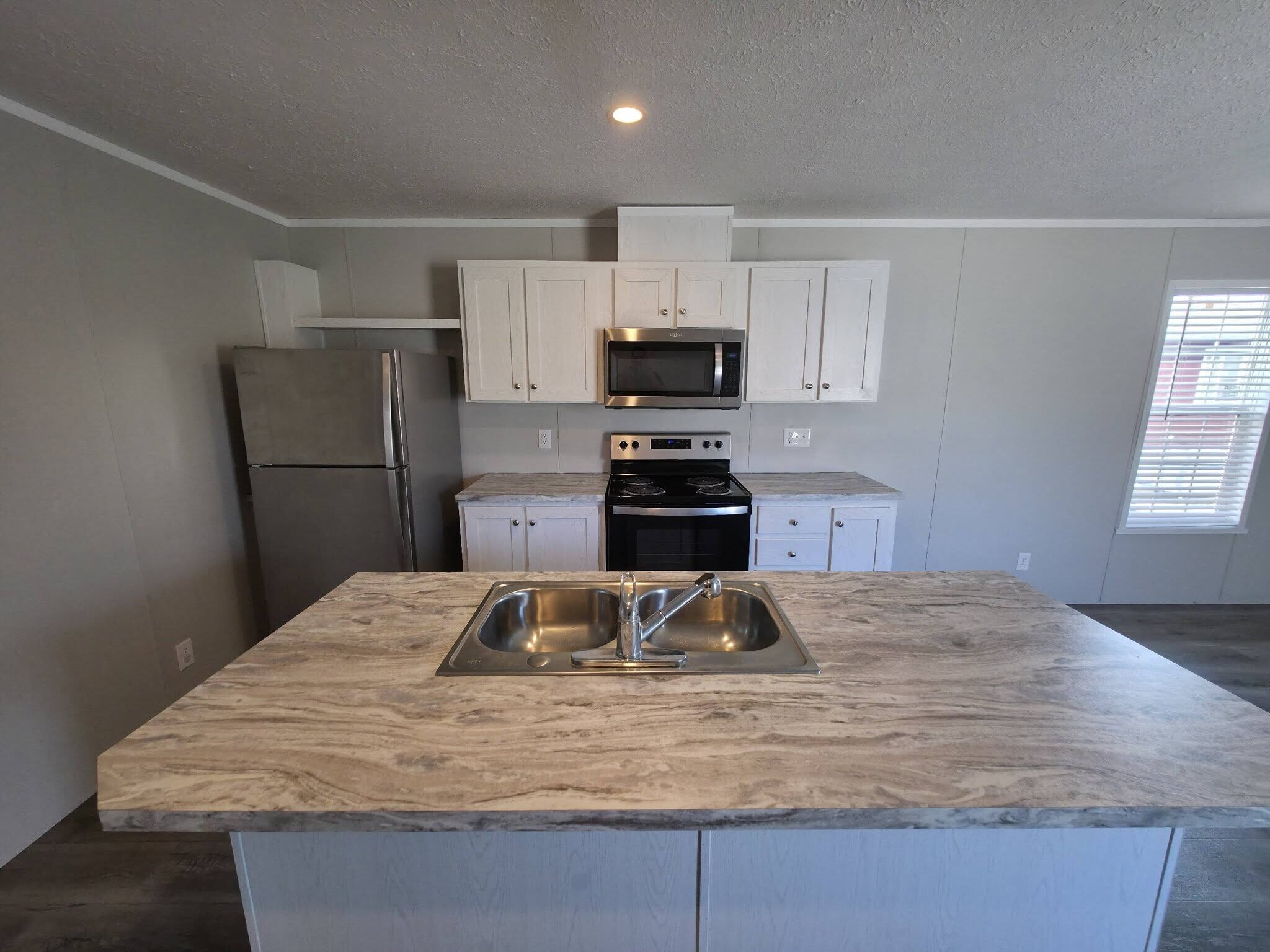 Building Photo - 1404 W Commodore Blvd