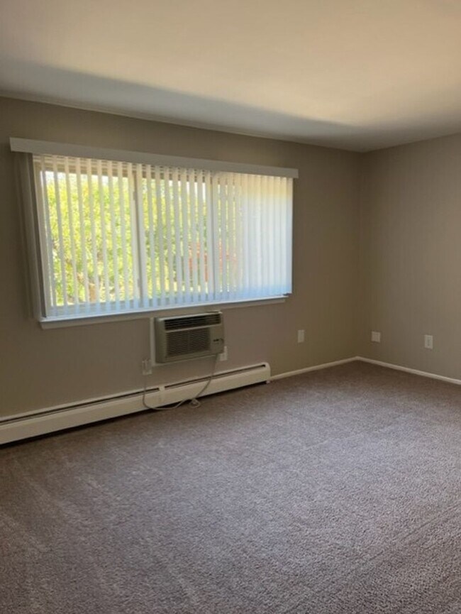 Primary Photo - Charming 2 bedroom/1 bathroom apartment ne...