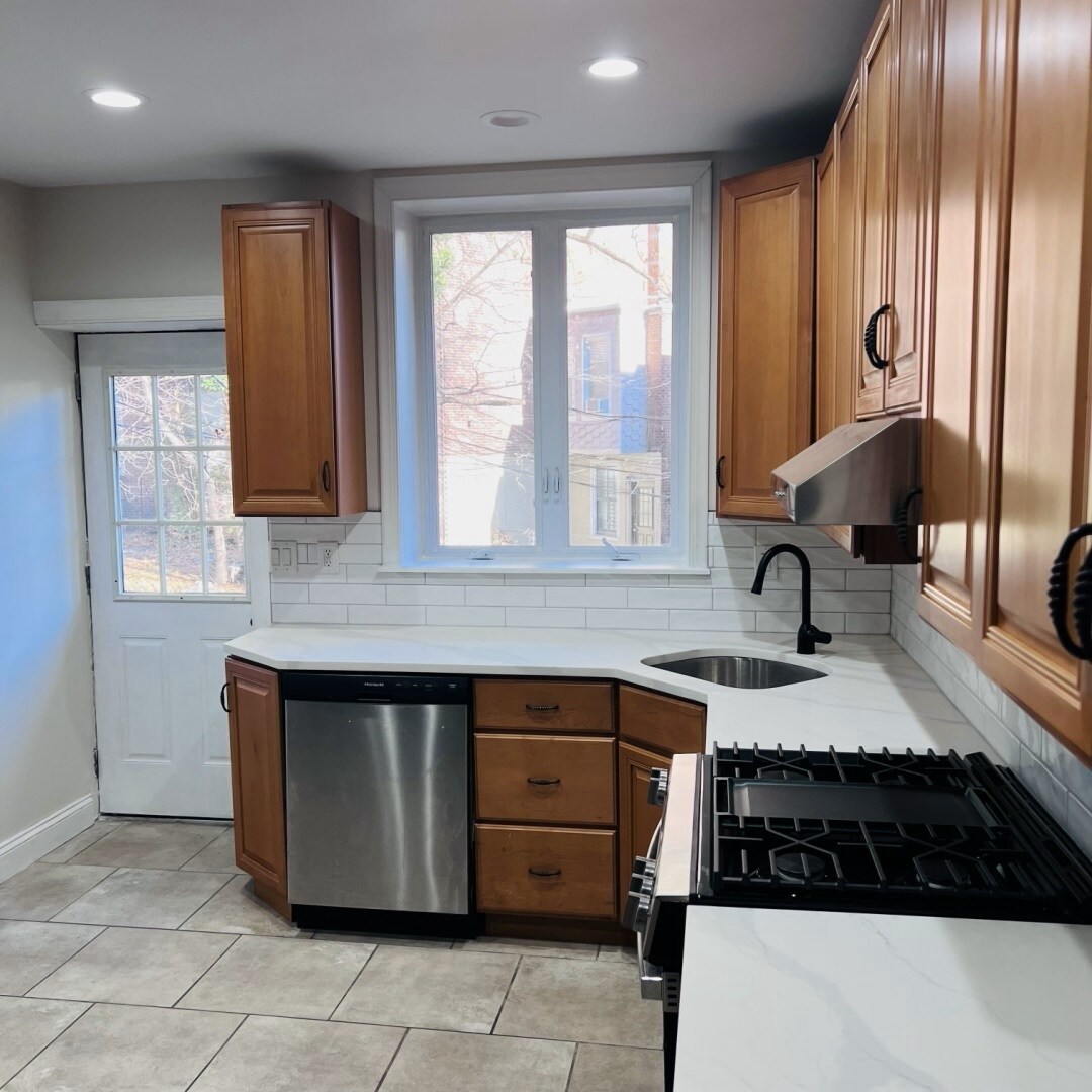 Building Photo - 619 S 42nd St