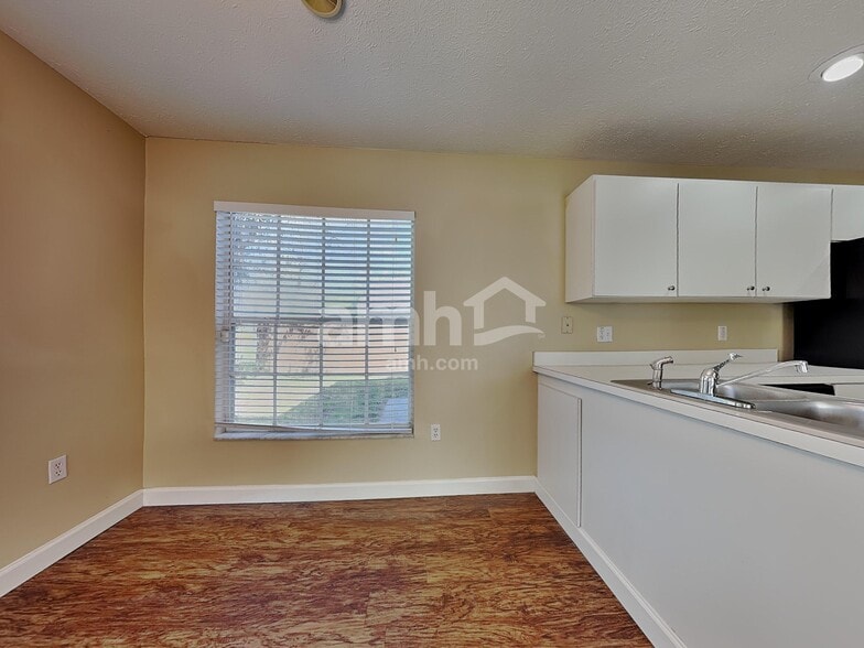 Building Photo - 7909 Hathaway Dr