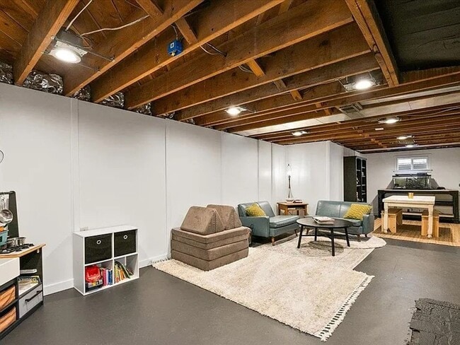 Building Photo - SPACIOUS 3BD/1BA SOUTH HILL HOME | ATTACHED GARAGE | FENCED YARD | W/D HOOKUPS | AVAIL JULY 1