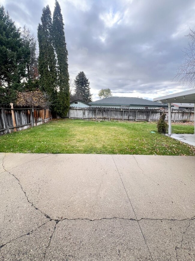 Building Photo - 3 Bedroom, 2 bath 1836 sqft House in Sunset Village