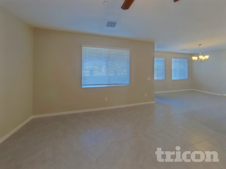 Building Photo - 1318 N Parkcrest