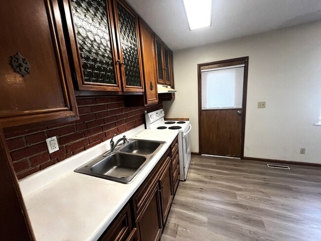 Building Photo - 3 Bedroom 1 Bath Home in Beautiful Iowa City!