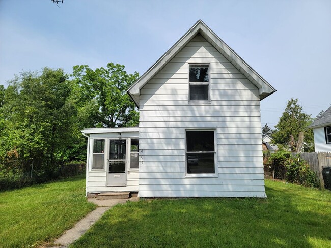 Building Photo - Updated 3-Bedroom, 1-Bathroom Home with Mo...