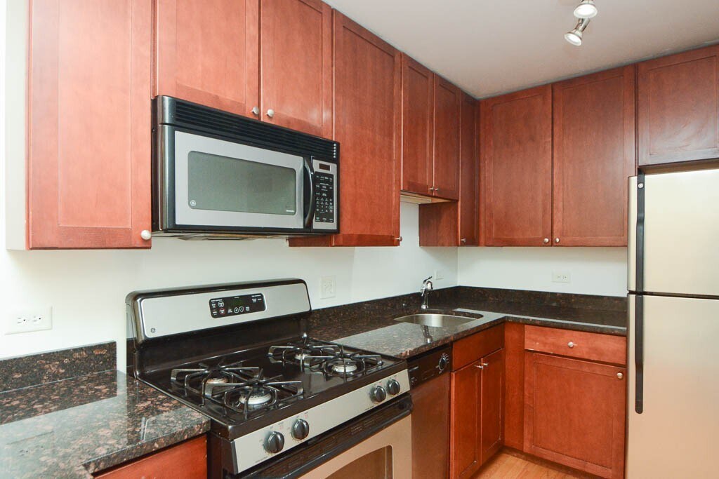 Building Photo - 675 W Wrightwood Ave