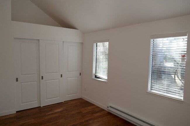 Building Photo - UPDATED TWO BED / TWO AND HALF BATH HEADLANDS CONDO WITH SWEEPING VIEWS