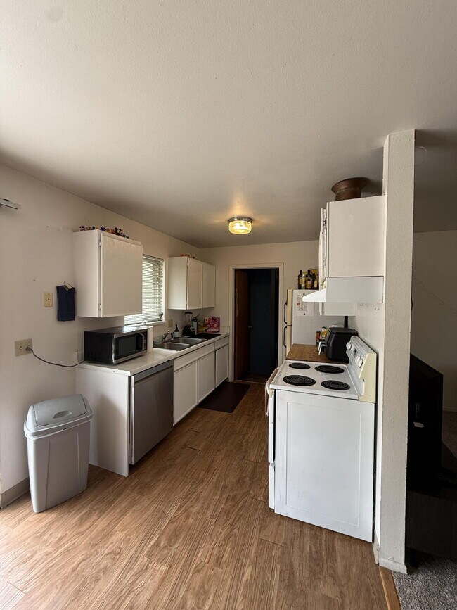 Building Photo - Home Available August 7th!