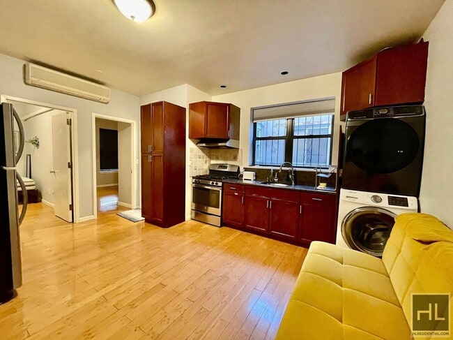Building Photo - Prime Location!!! Spacious 2 bedroom with ...