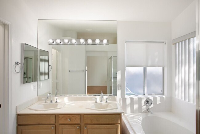 Building Photo - Single Story, 3 Bedroom, Peccole Ranch Beauty