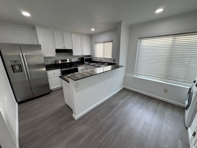 Building Photo - 2 Bedroom Condo in San Diego