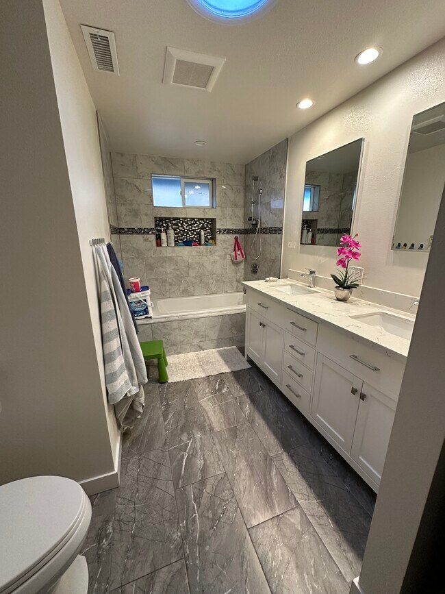 Building Photo - 714 N 179th St