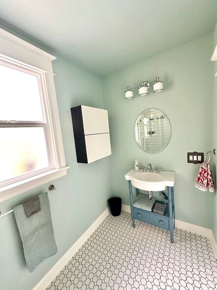 Building Photo - 729 NE Shaver St