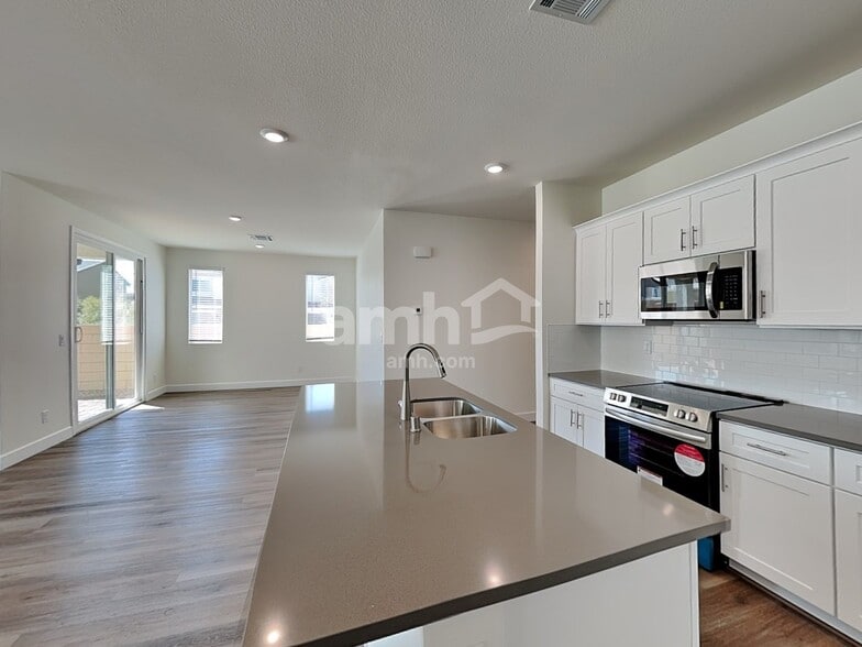 Building Photo - 10390 Bishops Cap St