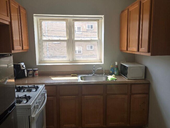 Building Photo - 6106 N Damen Ave