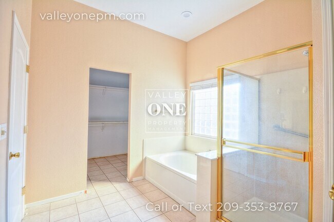 Building Photo - Charming 4 bedroom, 2 bath single story ho...