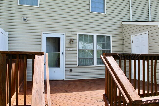 Building Photo - Large Townhome with a garage for rent! Lar...
