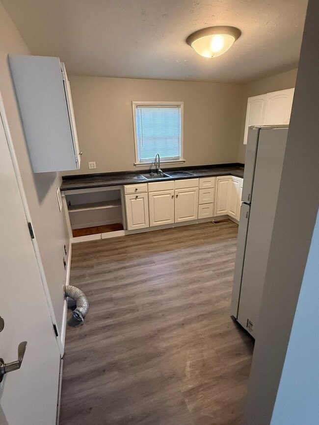 Building Photo - NEW RENTAL!  $1600 per month, Charming 3 bedroom, 1 bath House with fenced backyard! Heart of Sou...