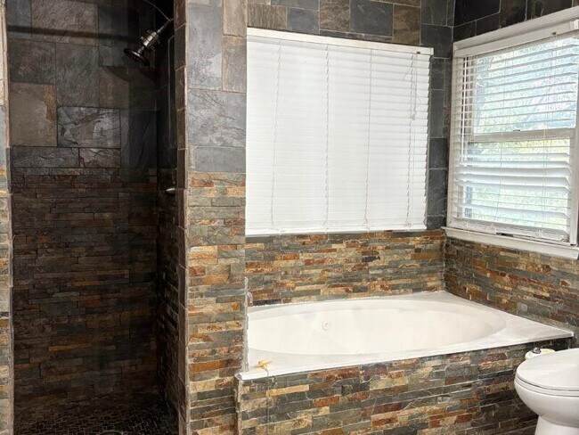 Building Photo - 1562 Linksview Close