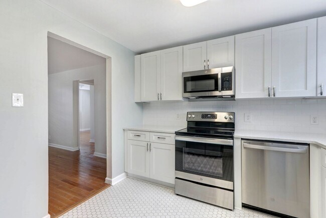 Building Photo - One block from Historic District - Renovated Two Bedroom