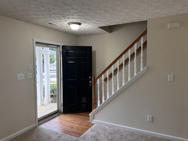 Building Photo - Great space in this 3 bedroom 2 and 1/2 bath end unit Townhome!