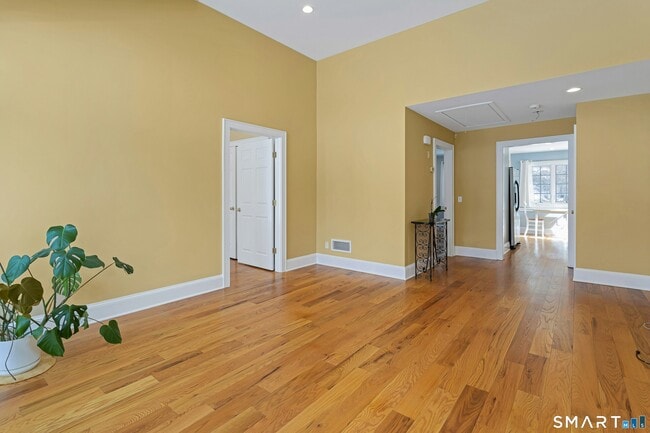 Building Photo - 19 Robin Hood Ln