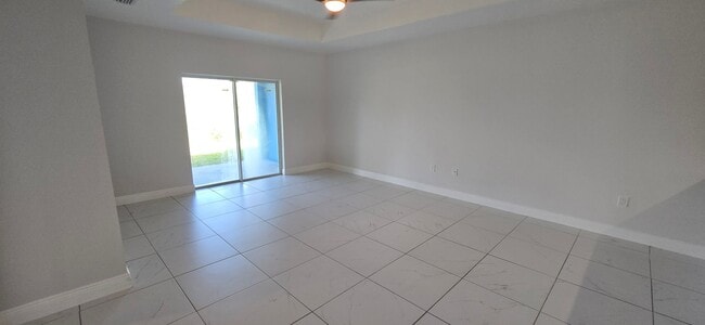 Building Photo - Newer Duplex 2/2/1 plus a den-1 Car garage...