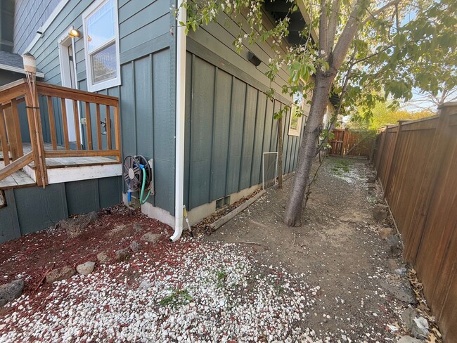 Building Photo - Wonderful 3 Bed/2.5 Bath Home in NE Bend -...