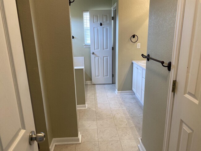 Building Photo - 11960 Meadowood Ln