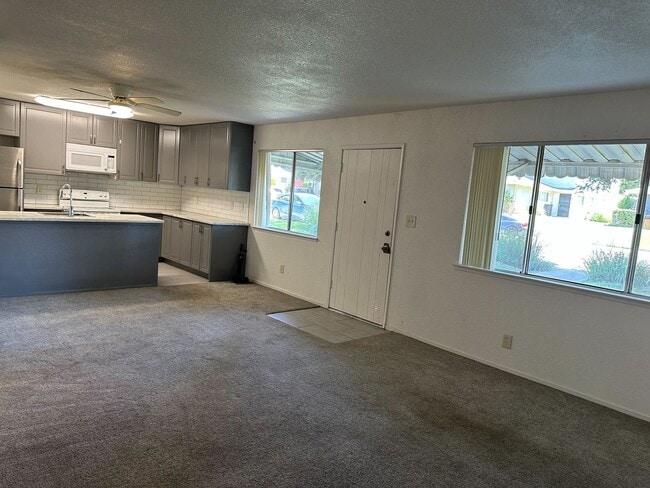 Building Photo - Updated 2-Bedroom Sacramento Condo with Po...