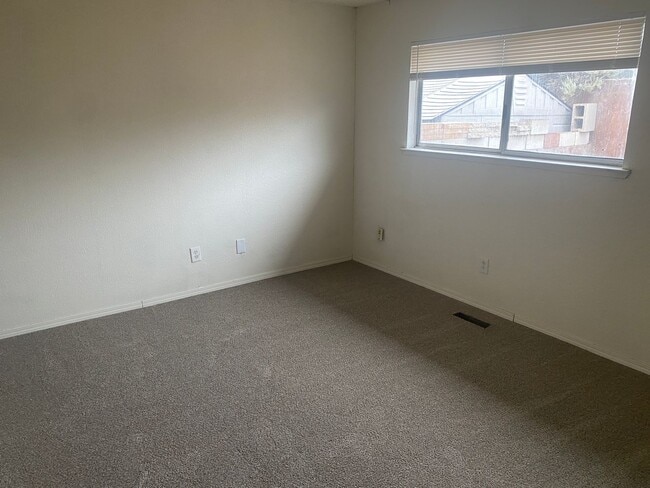 Building Photo - 6660 Peppermint Dr