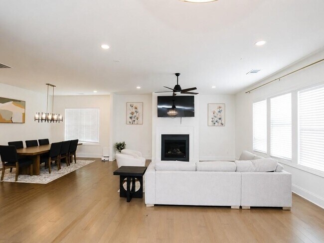Building Photo - 6725 Dahlgren Ct