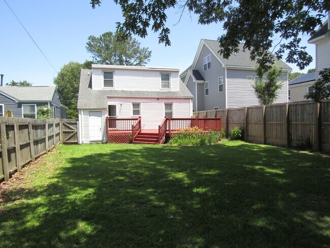 Building Photo - Gorgeous, Completely renovated 3 bedroom
