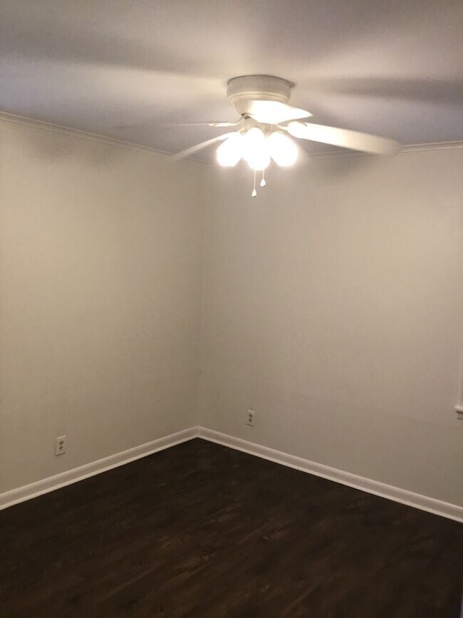 Building Photo - *3/2*SOUTHERN HILLS/SOUTHWOOD*FRESH PAINT*