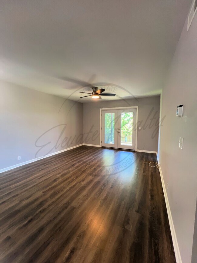 Building Photo - Bright and Airy Second-Floor Apartment with Upgrades and Pet Friendly!