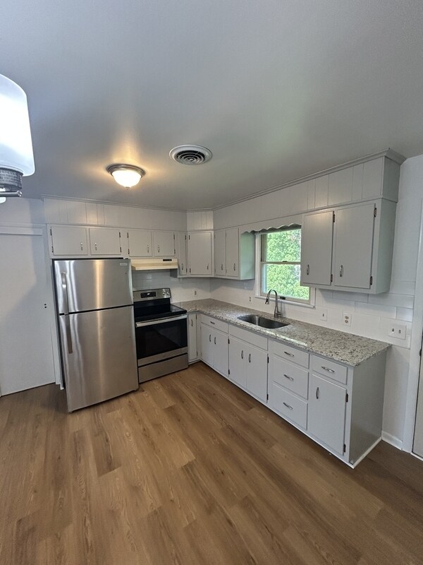 Building Photo - 302 Hillside Dr