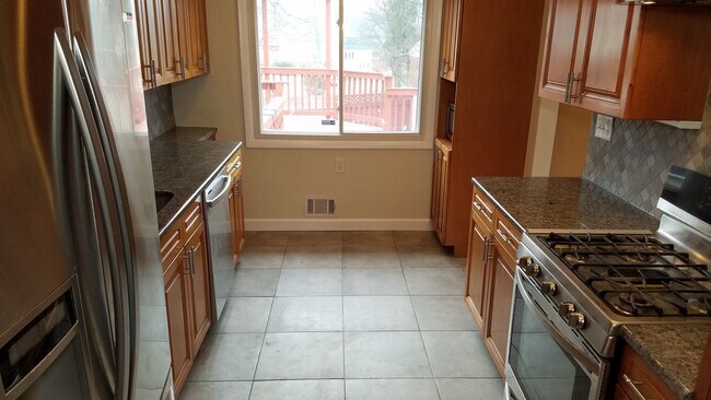 Building Photo - Spacious single family home in established Rockville neighborhood available now!