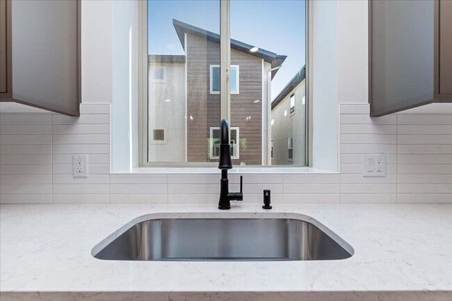 Building Photo - BRAND NEW 3 bed 3.5 bath townhouse